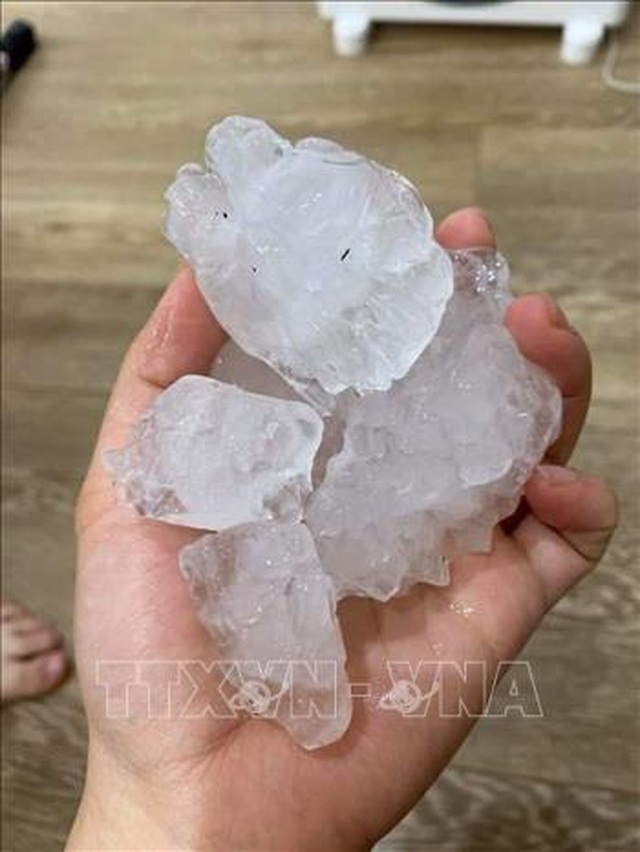 Mưa đá to hiếm thấy rơi thủng mái nhà, vỡ kính ô tô - 2 Mưa đá to hiếm thấy rơi thủng mái nhà, vỡ kính ô tô - 2