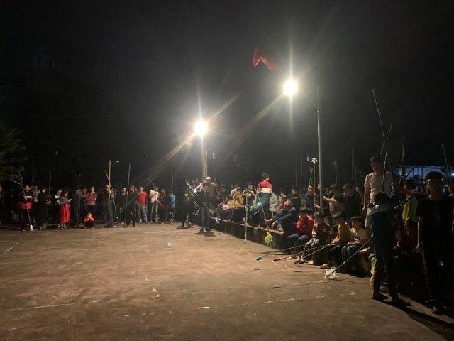 Đêm Giao thừa, cả làng chạy thật nhanh đưa “lửa Thánh” về nhà - 2 Đêm Giao thừa, cả làng chạy thật nhanh đưa “lửa Thánh” về nhà - 2