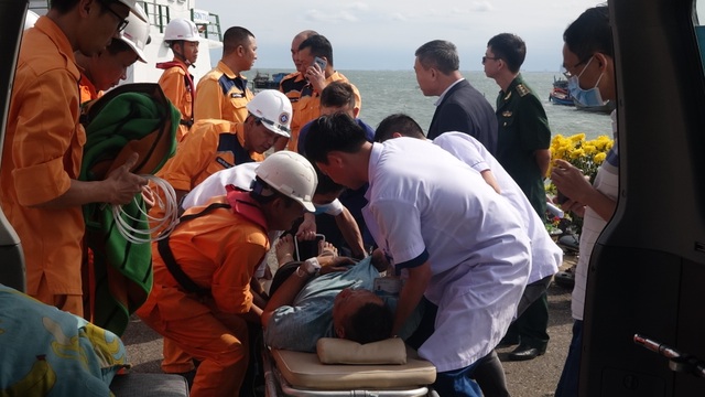 Cứu thuyền viên Thái Lan gặp nạn ngoài biển vào bờ an toàn - 2 Cứu thuyền viên Thái Lan gặp nạn ngoài biển vào bờ an toàn - 2