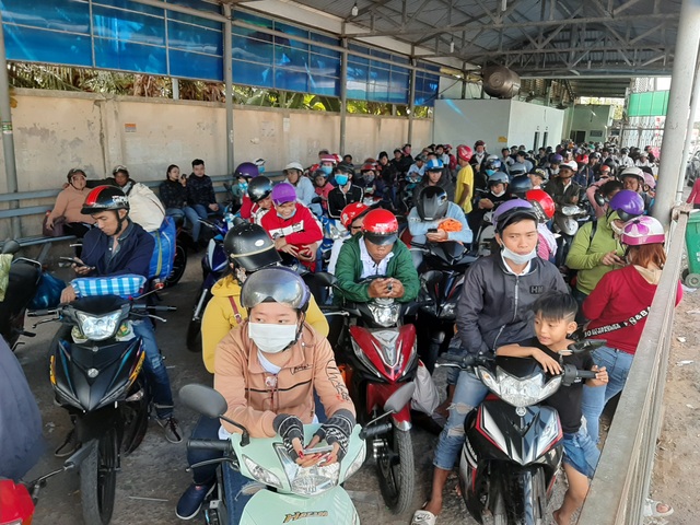 Người dân nhích từng tí qua phà mùng 2 Tết - 3 Người dân nhích từng tí qua phà mùng 2 Tết - 3