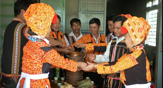 Vươn lên từ “vùng khó”, bà con người Dao vui đón tết trên Cao Nguyên - 6 Vươn lên từ “vùng khó”, bà con người Dao vui đón tết trên Cao Nguyên - 6
