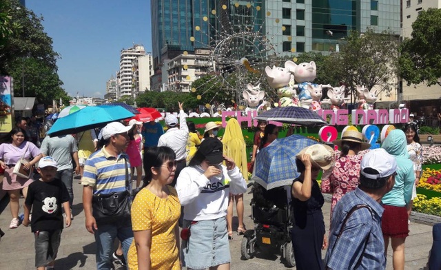 TPHCM: Chen chân chụp ảnh giữa trời nắng nóng ở đường hoa Nguyễn Huệ - 7 TPHCM: Chen chân chụp ảnh giữa trời nắng nóng ở đường hoa Nguyễn Huệ - 7