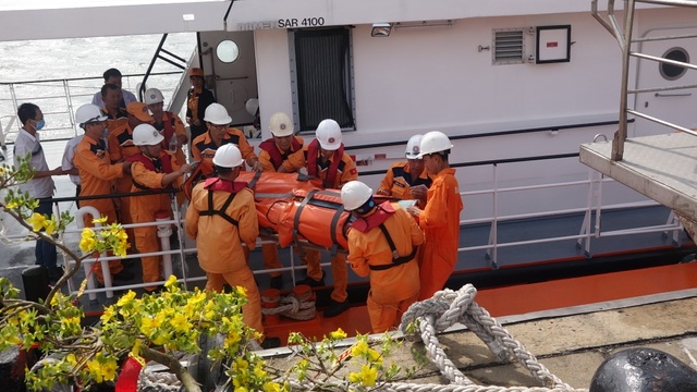 Cứu thuyền viên Thái Lan gặp nạn ngoài biển vào bờ an toàn - 1 Cứu thuyền viên Thái Lan gặp nạn ngoài biển vào bờ an toàn - 1