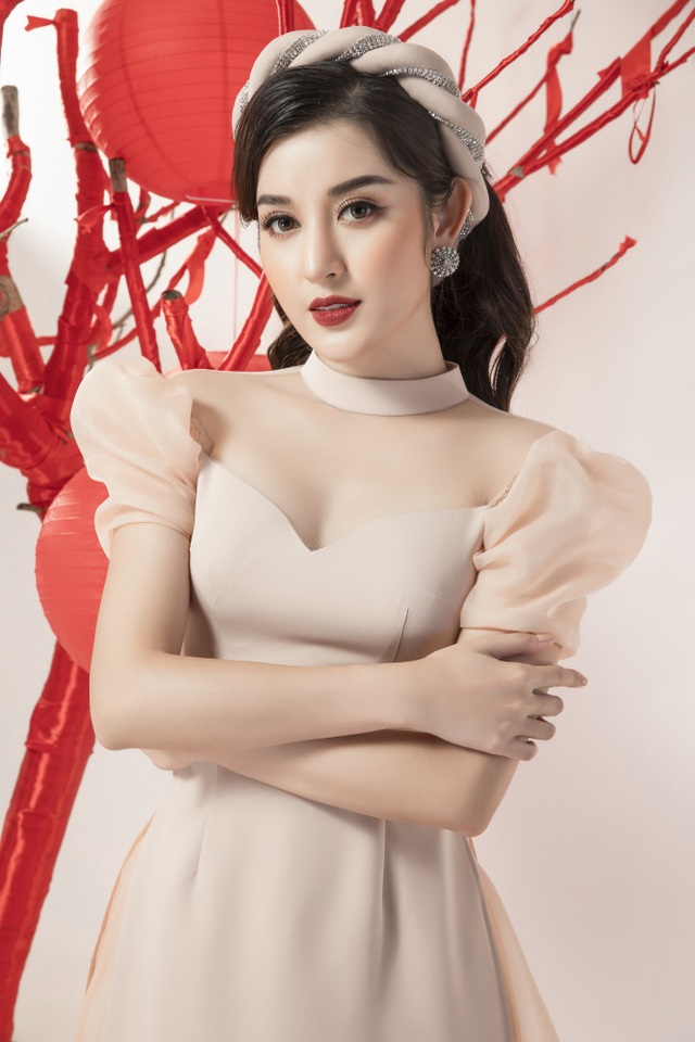 Sau sự cố bị ngất ở sân bay cuối năm, Huyền My tái xuất gợi cảm ngày Tết - 11 Sau sự cố bị ngất ở sân bay cuối năm, Huyền My tái xuất gợi cảm ngày Tết - 11