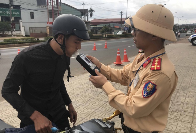 Đầu năm, CSGT ra quân xử lý nghiêm vi phạm nồng độ cồn - 1 Đầu năm, CSGT ra quân xử lý nghiêm vi phạm nồng độ cồn - 1