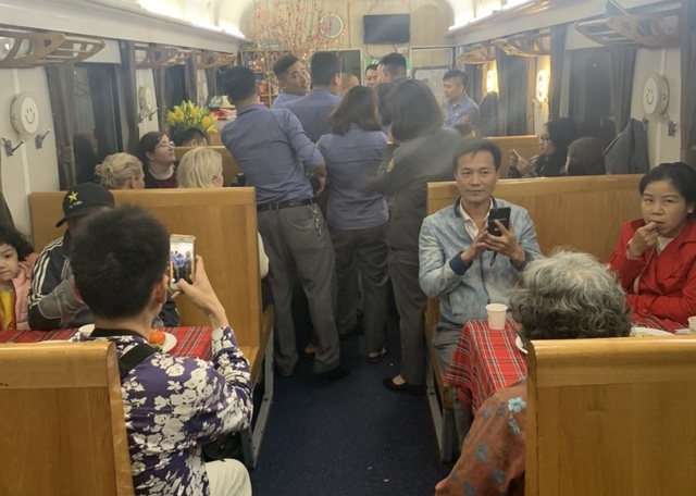 Giây phút đón giao thừa cùng những vị khách “đặc biệt” trên tàu hỏa - 5 Giây phút đón giao thừa cùng những vị khách “đặc biệt” trên tàu hỏa - 5