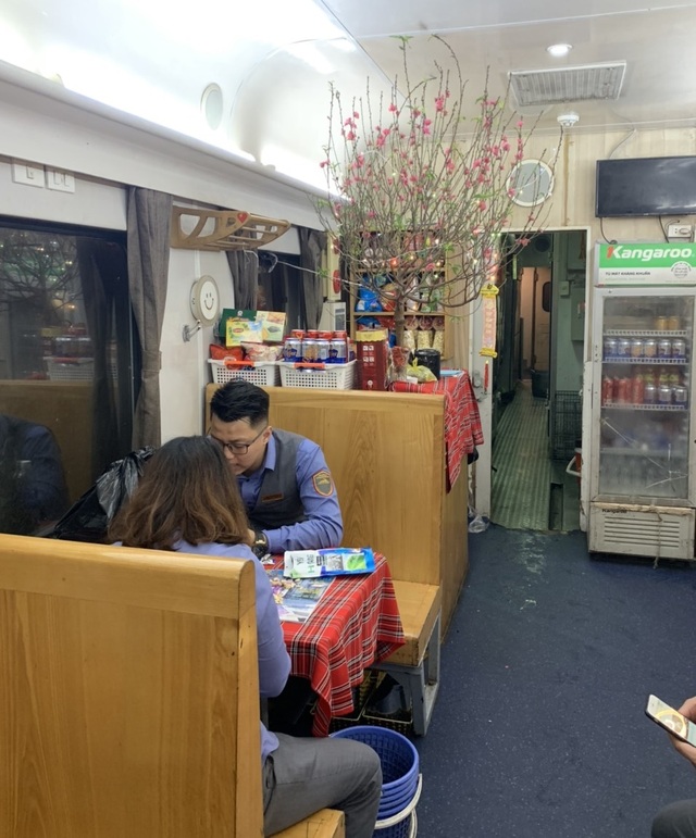 Giây phút đón giao thừa cùng những vị khách “đặc biệt” trên tàu hỏa - 2 Giây phút đón giao thừa cùng những vị khách “đặc biệt” trên tàu hỏa - 2