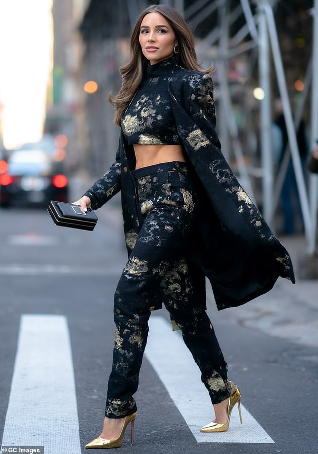Hoa hậu hoàn vũ Olivia Culpo khoe cơ bụng trên phố - 2 Hoa hậu hoàn vũ Olivia Culpo khoe cơ bụng trên phố - 2