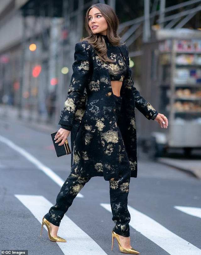 Hoa hậu hoàn vũ Olivia Culpo khoe cơ bụng trên phố - 3 Hoa hậu hoàn vũ Olivia Culpo khoe cơ bụng trên phố - 3