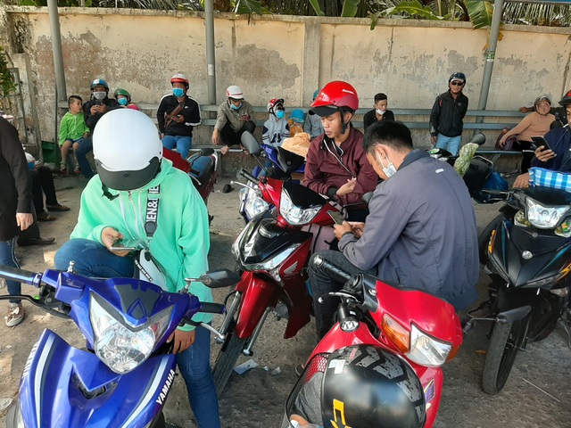 Người dân nhích từng tí qua phà mùng 2 Tết - 4 Người dân nhích từng tí qua phà mùng 2 Tết - 4