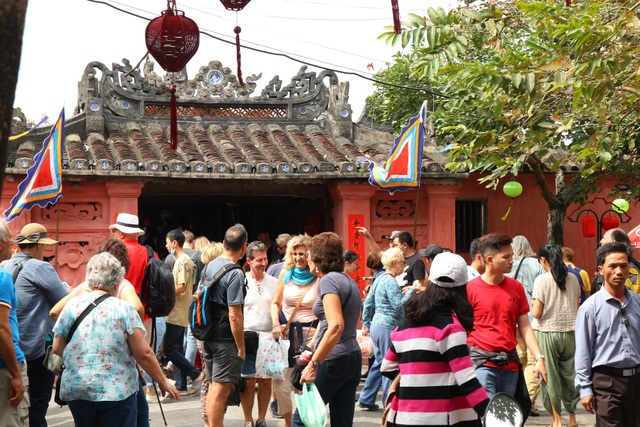 Du khách “xúng xính” check-in Hội An những ngày đầu năm mới - 2 Du khách “xúng xính” check-in Hội An những ngày đầu năm mới - 2