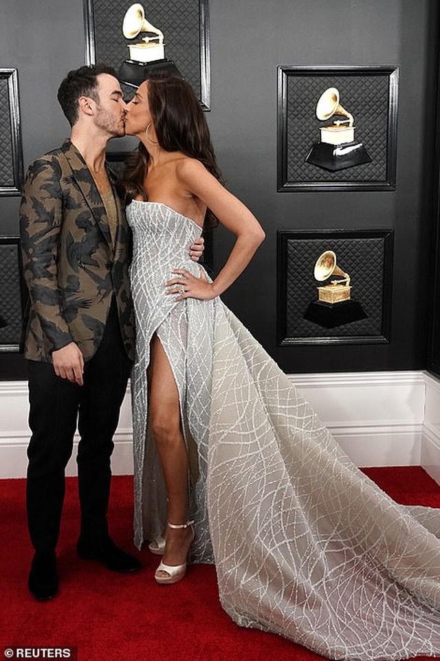 Dàn sao nữ diện váy áo gợi cảm dự lễ trao giải Grammy 2020 - 19 Dàn sao nữ diện váy áo gợi cảm dự lễ trao giải Grammy 2020 - 19
