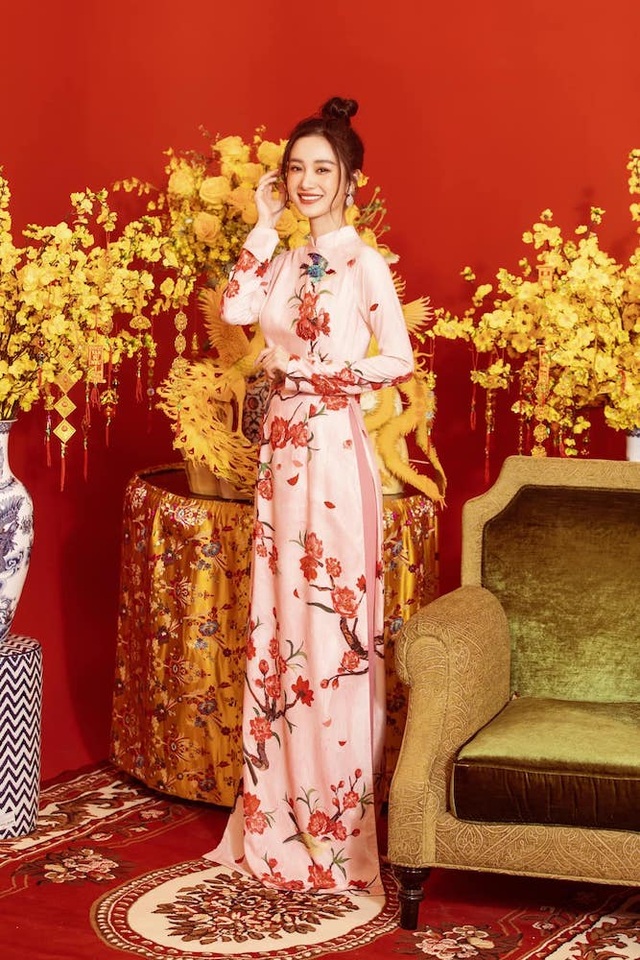 Dàn nghệ sĩ đón Tết với trang phục rực rỡ sắc màu - 8 Dàn nghệ sĩ đón Tết với trang phục rực rỡ sắc màu - 8