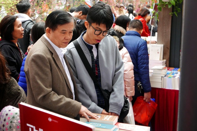 Phố sách Hà Nội đông nghịt người tham quan, mua sắm ngày Tết - Ảnh minh hoạ 10