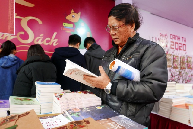 Phố sách Hà Nội đông nghịt người tham quan, mua sắm ngày Tết - 11