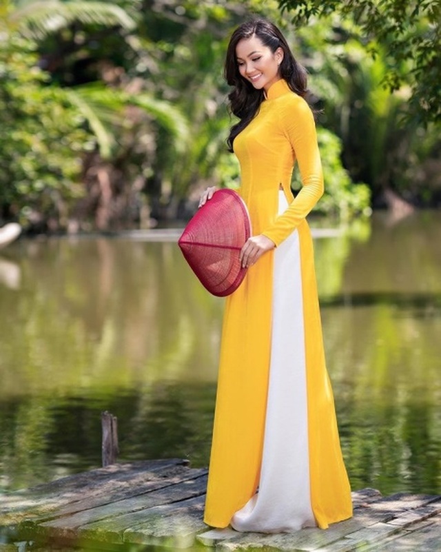 Dàn nghệ sĩ đón Tết với trang phục rực rỡ sắc màu - 3 Dàn nghệ sĩ đón Tết với trang phục rực rỡ sắc màu - 3