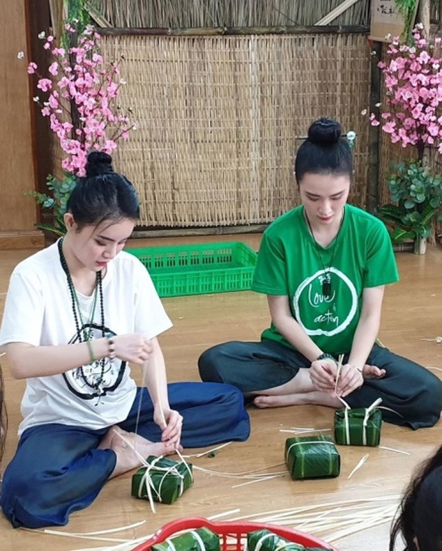 Dàn nghệ sĩ đón Tết với trang phục rực rỡ sắc màu - 6 Dàn nghệ sĩ đón Tết với trang phục rực rỡ sắc màu - 6