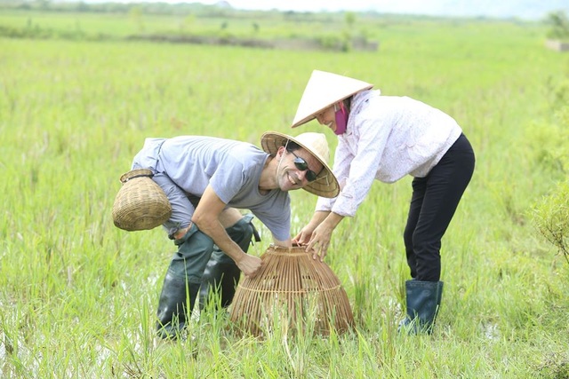 Khách Tây đến Ninh Bình “mê” làm… nông dân - 11 Khách Tây đến Ninh Bình “mê” làm… nông dân - 11