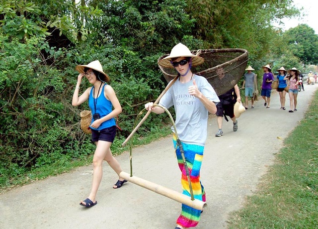 Khách Tây đến Ninh Bình “mê” làm… nông dân - 7 Khách Tây đến Ninh Bình “mê” làm… nông dân - 7