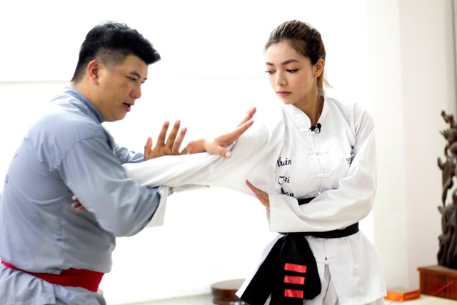 Con gái chưởng môn phái Vịnh Xuân chỉ cách giữ dáng đẹp eo thon vào dịp Tết - 4 Con gái chưởng môn phái Vịnh Xuân chỉ cách giữ dáng đẹp eo thon vào dịp Tết - 4