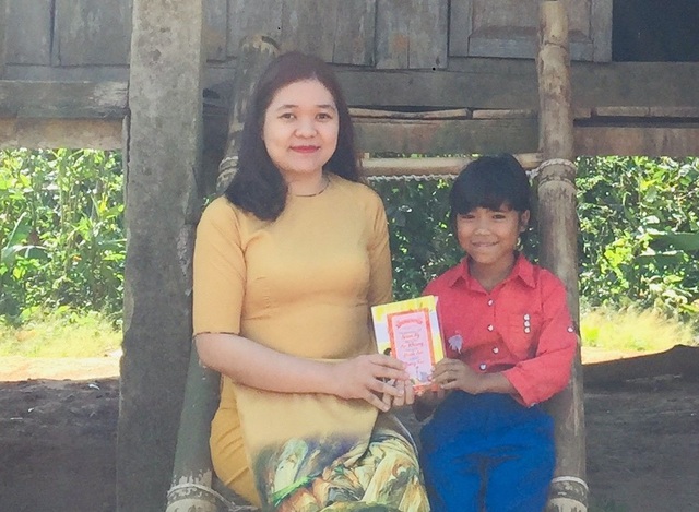 Đầu năm, thầy cô đến từng nhà học sinh vùng cao chúc Tết, mừng tuổi sách - 2 Đầu năm, thầy cô đến từng nhà học sinh vùng cao chúc Tết, mừng tuổi sách - 2
