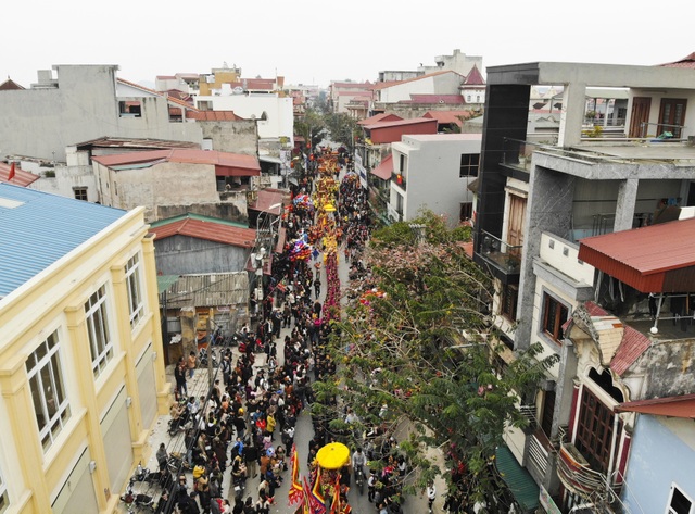 Hàng nghìn người tham dự lễ rước quả pháo khổng lồ ở Đồng Kỵ - 1 Hàng nghìn người tham dự lễ rước quả pháo khổng lồ ở Đồng Kỵ - 1