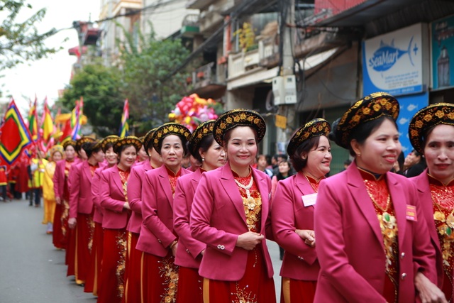Hàng nghìn người tham dự lễ rước quả pháo khổng lồ ở Đồng Kỵ - 2 Hàng nghìn người tham dự lễ rước quả pháo khổng lồ ở Đồng Kỵ - 2