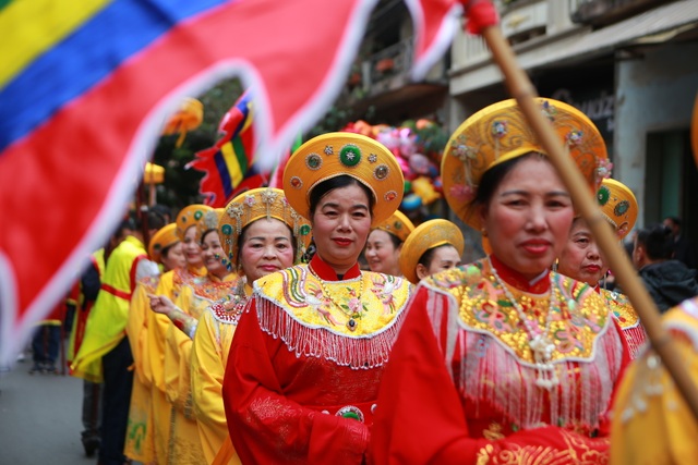 Hàng nghìn người tham dự lễ rước quả pháo khổng lồ ở Đồng Kỵ - 3 Hàng nghìn người tham dự lễ rước quả pháo khổng lồ ở Đồng Kỵ - 3