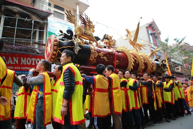 Hàng nghìn người tham dự lễ rước quả pháo khổng lồ ở Đồng Kỵ - 5 Hàng nghìn người tham dự lễ rước quả pháo khổng lồ ở Đồng Kỵ - 5