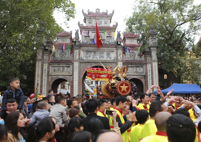 Hàng nghìn người tham dự lễ rước quả pháo khổng lồ ở Đồng Kỵ - 6 Hàng nghìn người tham dự lễ rước quả pháo khổng lồ ở Đồng Kỵ - 6