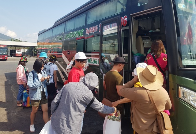 Phụ thu 60% sau Tết, nhiều nhà xe vẫn “cháy vé” - 1 Phụ thu 60% sau Tết, nhiều nhà xe vẫn “cháy vé” - 1