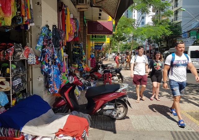 Nha Trang: Cửa hàng vắng khách, lái xe đón khách Trung Quốc thất nghiệp hàng loạt - 3