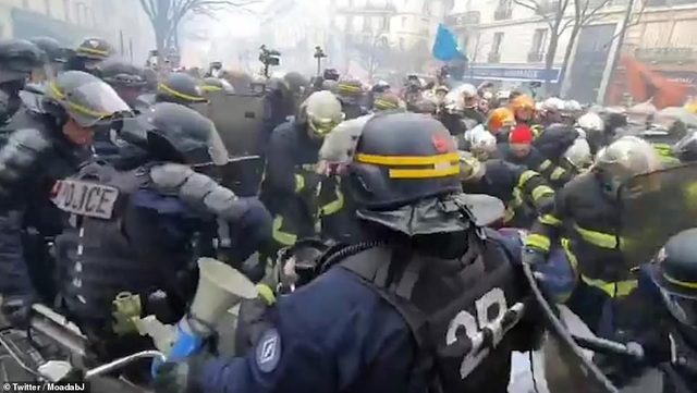 Cảnh sát đối đầu dữ dội lính cứu hỏa tại Paris - 4 Cảnh sát đối đầu dữ dội lính cứu hỏa tại Paris - 4