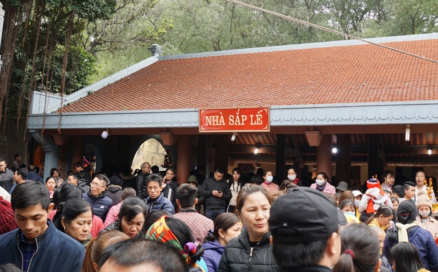 Biển người đổ về xin lộc Bà Chúa Kho ngày mùng 5 Tết - 7 Biển người đổ về xin lộc Bà Chúa Kho ngày mùng 5 Tết - 7