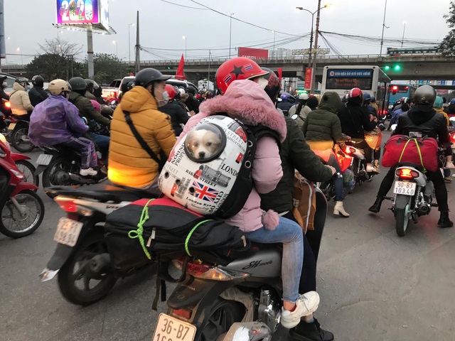 Người dân lỉnh kỉnh đồ đạc trở về thủ đô sau kỳ nghỉ Tết - 7 Người dân lỉnh kỉnh đồ đạc trở về thủ đô sau kỳ nghỉ Tết - 7