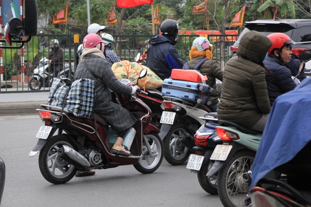 Người dân lỉnh kỉnh đồ đạc trở về thủ đô sau kỳ nghỉ Tết - 15 Người dân lỉnh kỉnh đồ đạc trở về thủ đô sau kỳ nghỉ Tết - 15