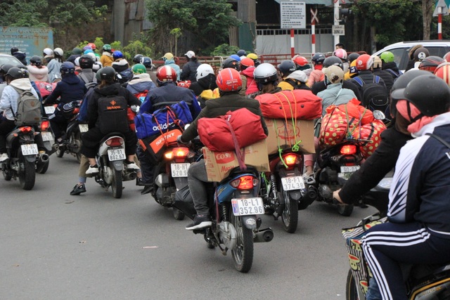 Người dân lỉnh kỉnh đồ đạc trở về thủ đô sau kỳ nghỉ Tết - 6 Người dân lỉnh kỉnh đồ đạc trở về thủ đô sau kỳ nghỉ Tết - 6