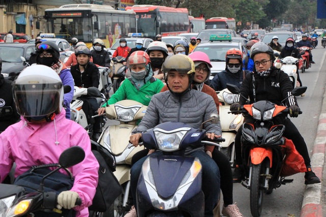 Người dân lỉnh kỉnh đồ đạc trở về thủ đô sau kỳ nghỉ Tết - 8 Người dân lỉnh kỉnh đồ đạc trở về thủ đô sau kỳ nghỉ Tết - 8