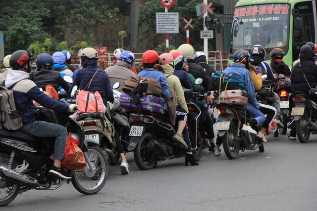 Người dân lỉnh kỉnh đồ đạc trở về thủ đô sau kỳ nghỉ Tết - 14 Người dân lỉnh kỉnh đồ đạc trở về thủ đô sau kỳ nghỉ Tết - 14