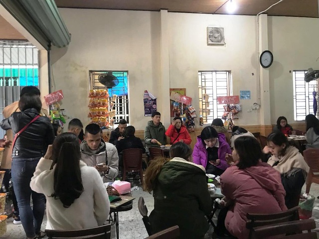Mùng 5 Tết: Hàng quán đắt khách”, phục vụ không xuể - 3 Mùng 5 Tết: Hàng quán đắt khách”, phục vụ không xuể - 3