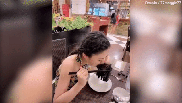 Video cô gái ăn súp dơi gây phẫn nộ giữa cơn bão dịch virus corona - 1 Video cô gái ăn súp dơi gây phẫn nộ giữa cơn bão dịch virus corona - 1