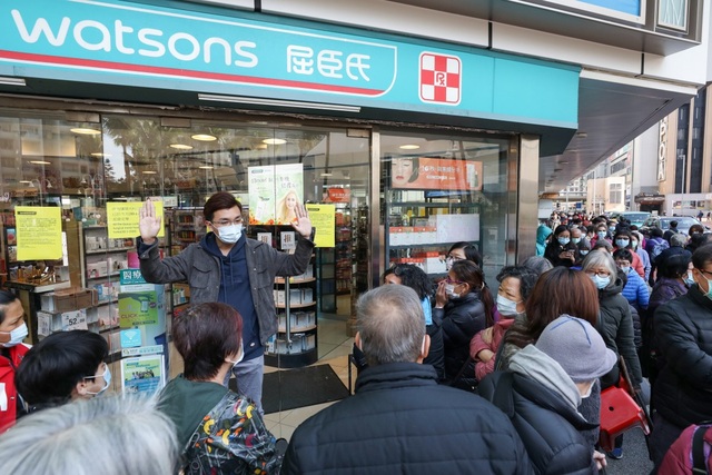 Người Hong Kong dựng lều qua đêm chờ mua khẩu trang phòng virus corona