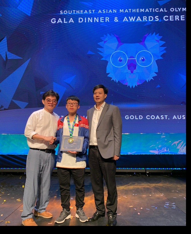 Học sinh trường chuyên ĐH Vinh giành huy chương Vàng Olympic Toán tiếng Anh SEAMO - 1 Học sinh trường chuyên ĐH Vinh giành huy chương Vàng Olympic Toán tiếng Anh SEAMO - 1