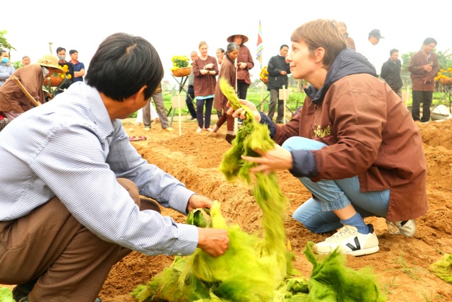 Du khách thích thú với lễ hội cầu bông ở làng rau hơn 400 năm tuổi - 12 Du khách thích thú với lễ hội cầu bông ở làng rau hơn 400 năm tuổi - 12