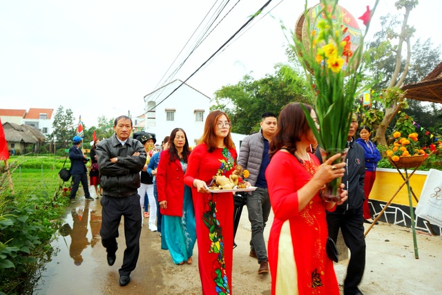 Du khách thích thú với lễ hội cầu bông ở làng rau hơn 400 năm tuổi - 2 Du khách thích thú với lễ hội cầu bông ở làng rau hơn 400 năm tuổi - 2