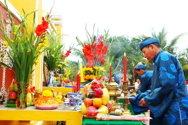 Du khách thích thú với lễ hội cầu bông ở làng rau hơn 400 năm tuổi - 3 Du khách thích thú với lễ hội cầu bông ở làng rau hơn 400 năm tuổi - 3