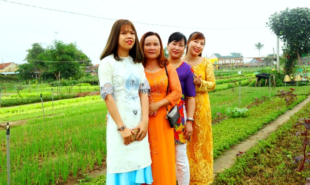 Du khách thích thú với lễ hội cầu bông ở làng rau hơn 400 năm tuổi - 6 Du khách thích thú với lễ hội cầu bông ở làng rau hơn 400 năm tuổi - 6