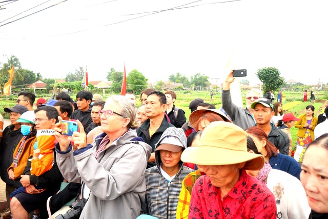 Du khách thích thú với lễ hội cầu bông ở làng rau hơn 400 năm tuổi - 7 Du khách thích thú với lễ hội cầu bông ở làng rau hơn 400 năm tuổi - 7