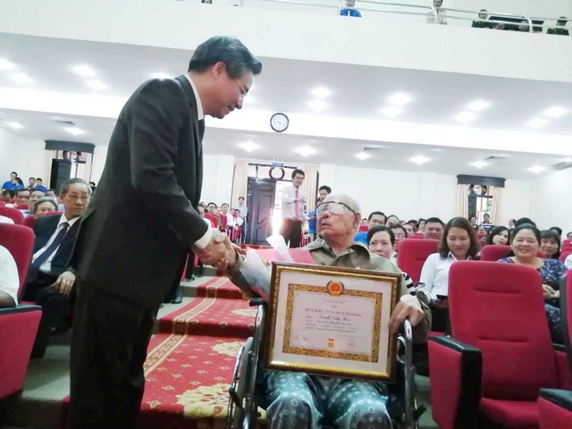 Cụ ông 81 tuổi ngồi xe lăn đến nhận Huy hiệu 55 năm tuổi Đảng - Ảnh minh hoạ 3