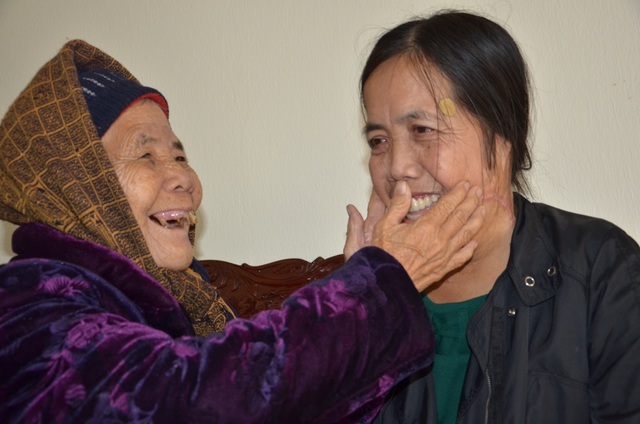Người đàn bà nửa thế kỉ mang hàm răng “kỳ dị” thay đổi số phận sau 5 tháng - 2 Người đàn bà nửa thế kỉ mang hàm răng “kỳ dị” thay đổi số phận sau 5 tháng - 2